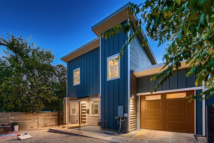 Primary Photo - Casa de Ellie J. Newer home close to Downt...