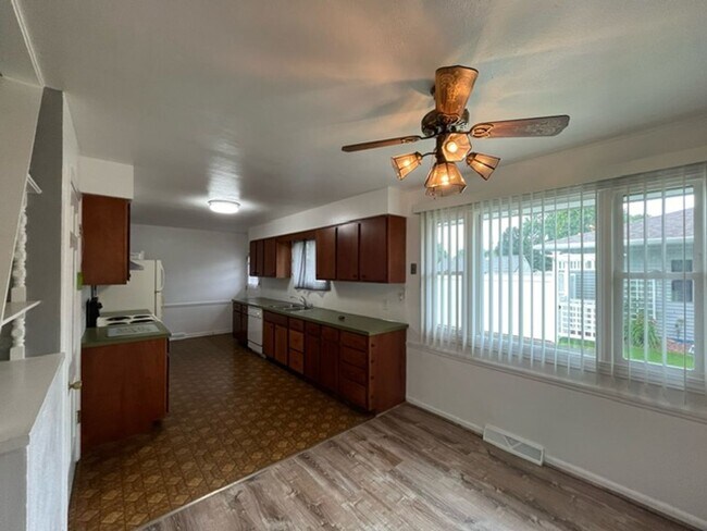 Building Photo - 521
