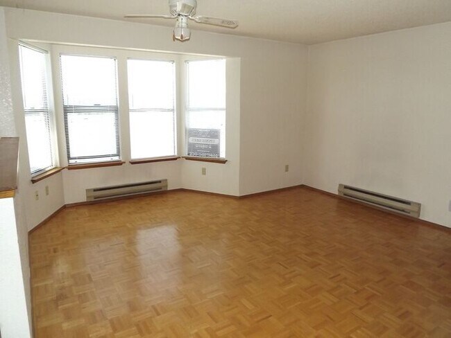 Foto del edificio - Nice 2 Bedroom Upper Unit In 4-PLex!