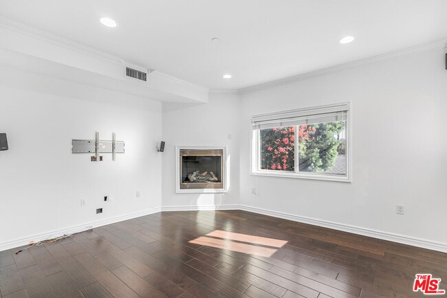 Building Photo - 11504 Moorpark St