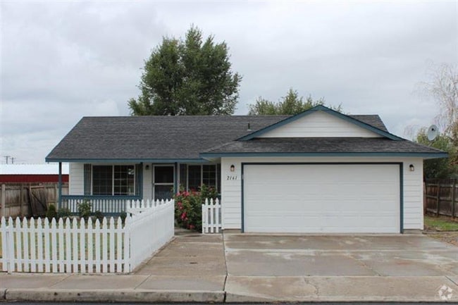 Building Photo - 2161 NE Yellowpine Rd