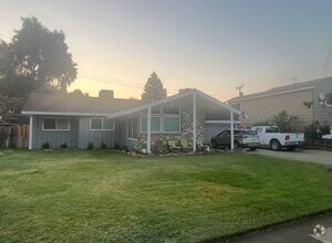 Building Photo - 1511 Deerwood St