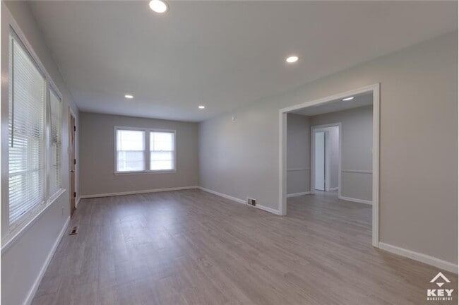 Building Photo - 209 S Custer Ave