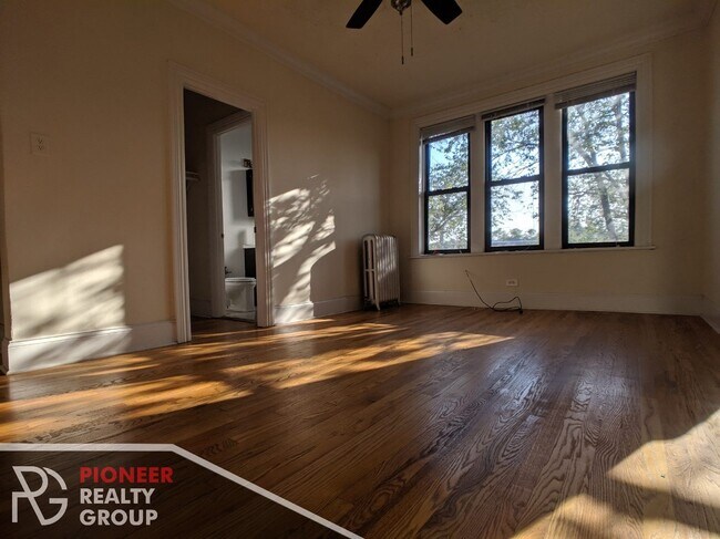 Foto del edificio - 2704 N Sawyer Ave