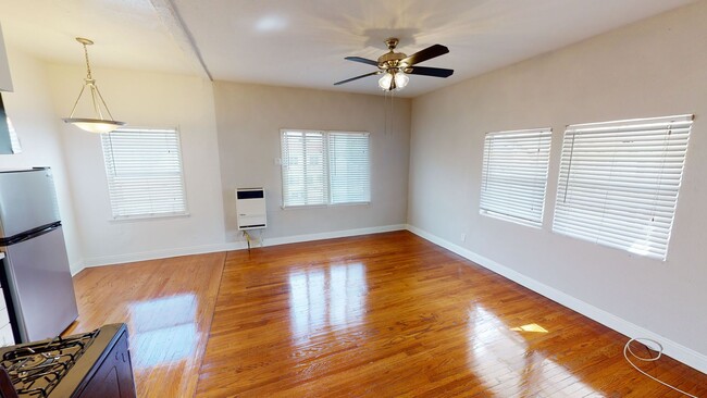 Foto del edificio - Budlong Apartments...Newly Renovated One Bedroom...Hardwood Floors!