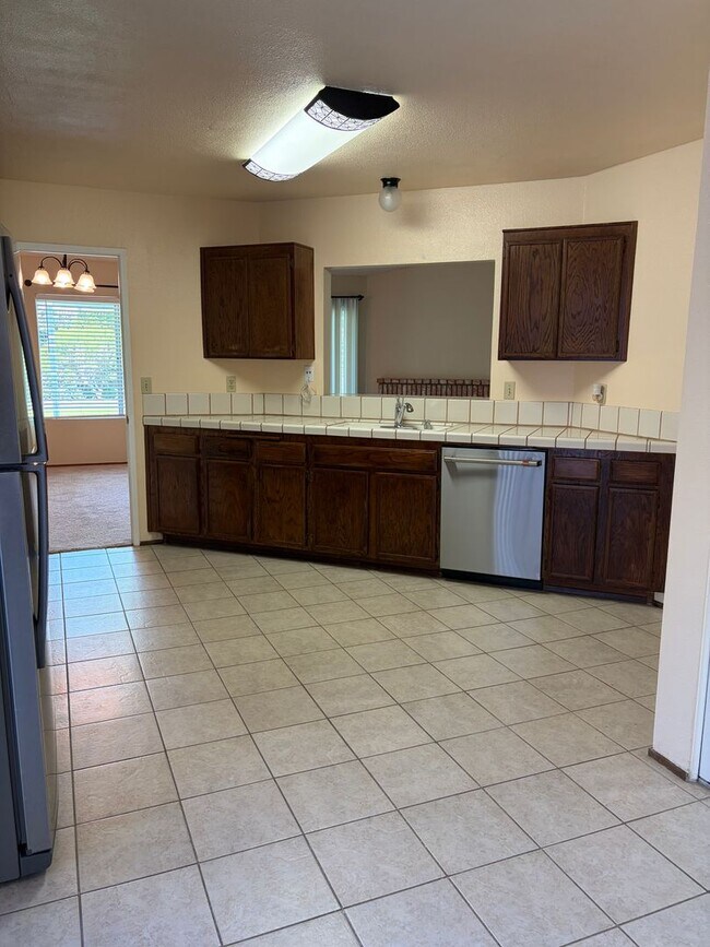 Building Photo - Rare 3 Bed / 2 Bath with Huge Backyard!