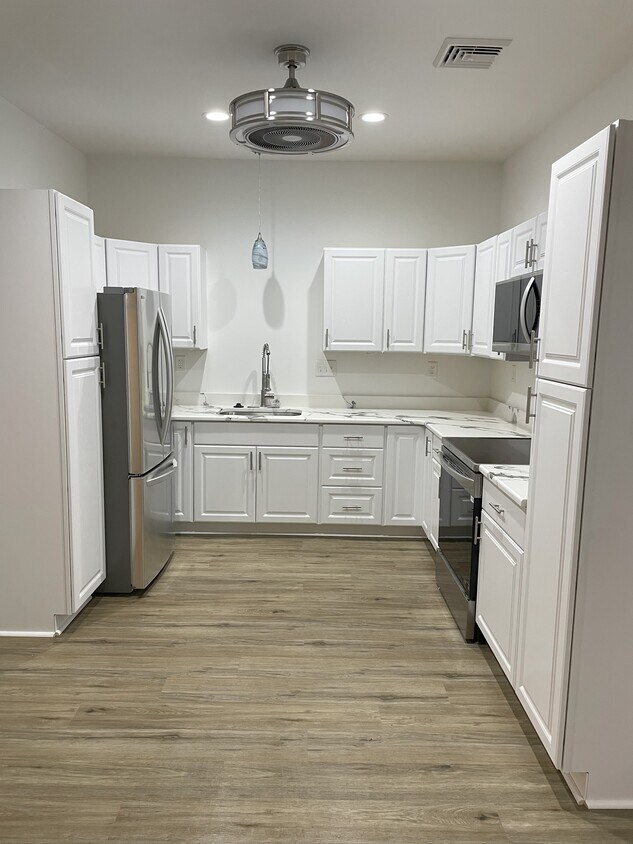 Foto principal - 2115 Harrison Ave
