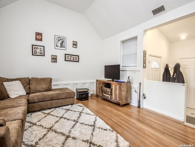 Foto del edificio - 528 Glen Cove Rd