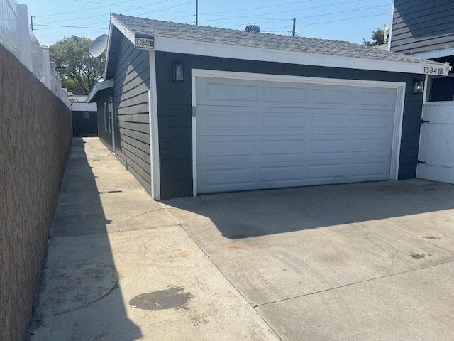 Building Photo - 13841 Sherwood St