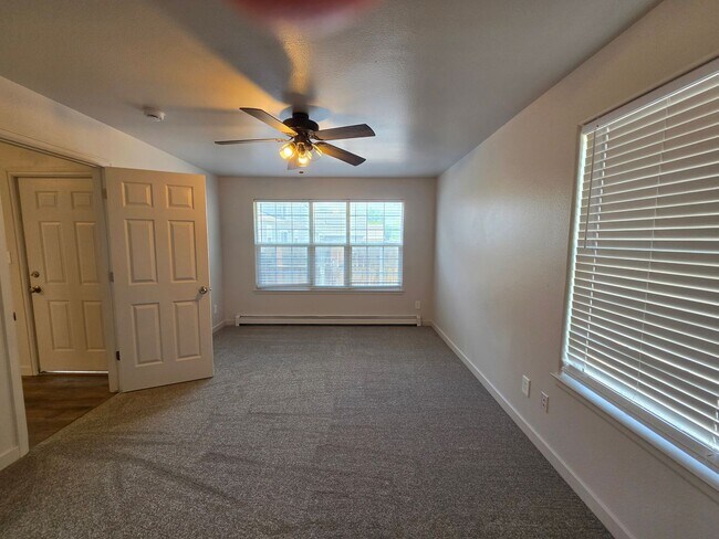 Building Photo - Complete Remodel 4 bed, 2 1/2 bath home