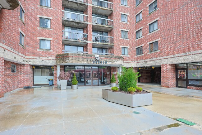 Foto del edificio - 15 N Beacon St