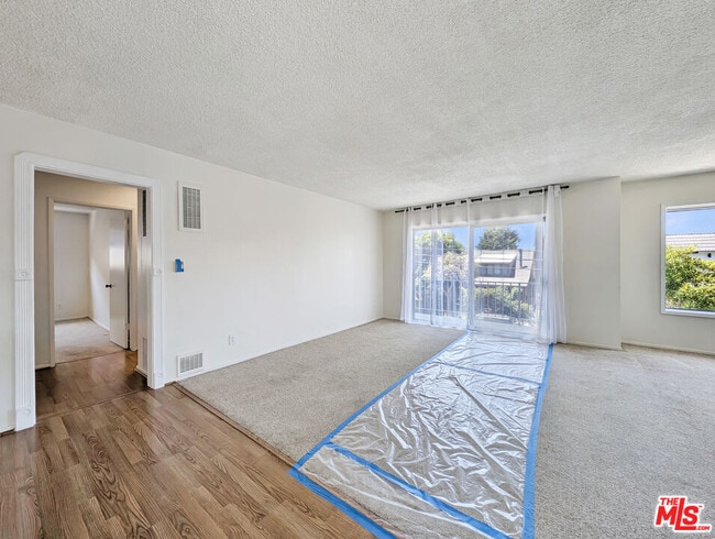 Foto del edificio - 440 Raymond Ave