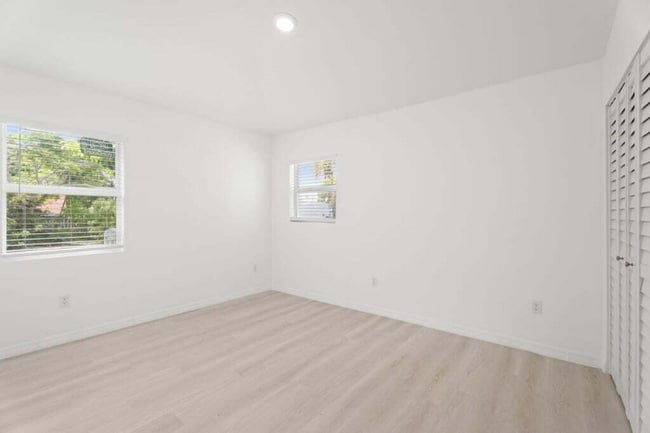 Building Photo - 121 S Lake Dr