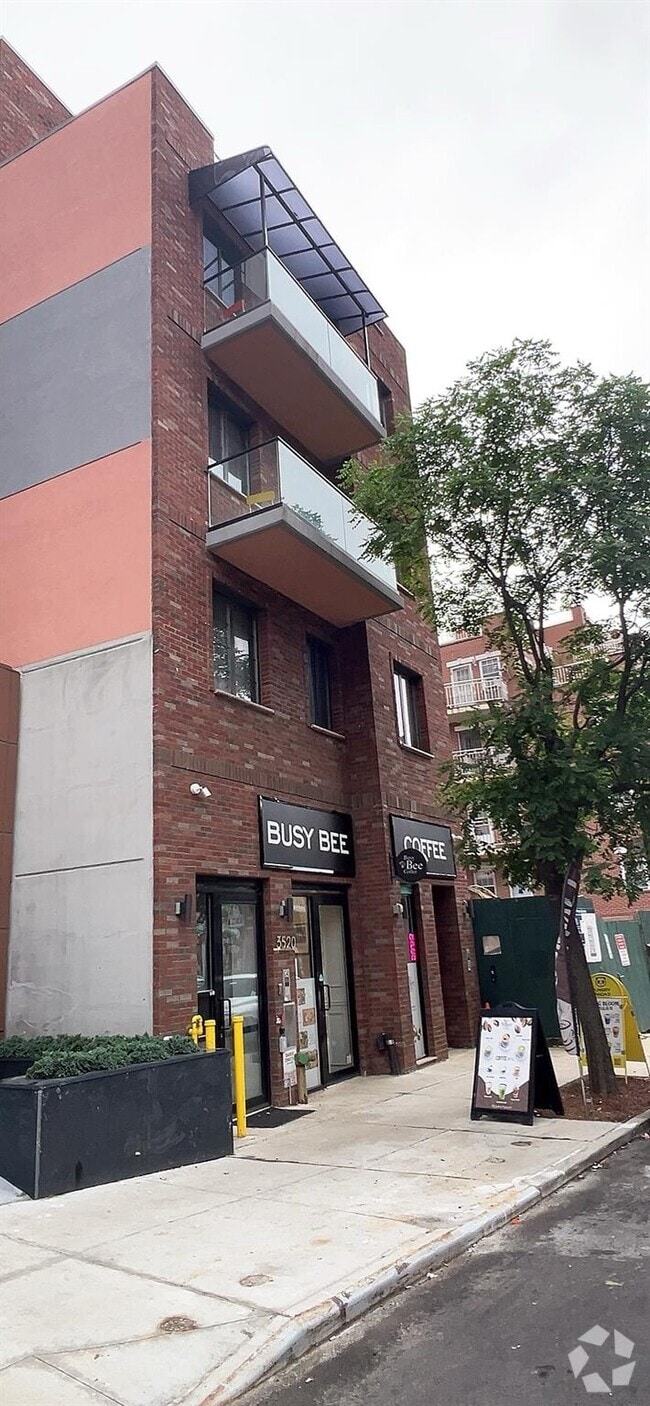 Building Photo - 35-20 Leavitt St
