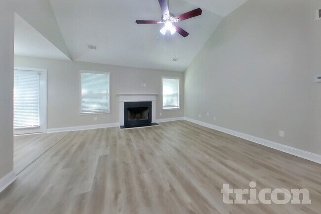 Building Photo - 215 Comet Ct