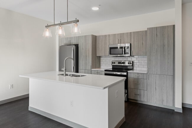 Building Photo - 2420 E Capitol Dr