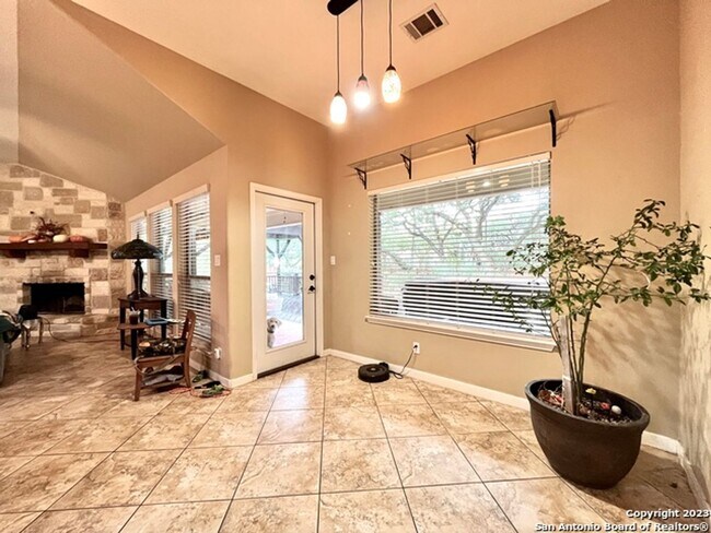 Foto del edificio - 4 Bedroom/2 Bathroom Home in the Bandera R...