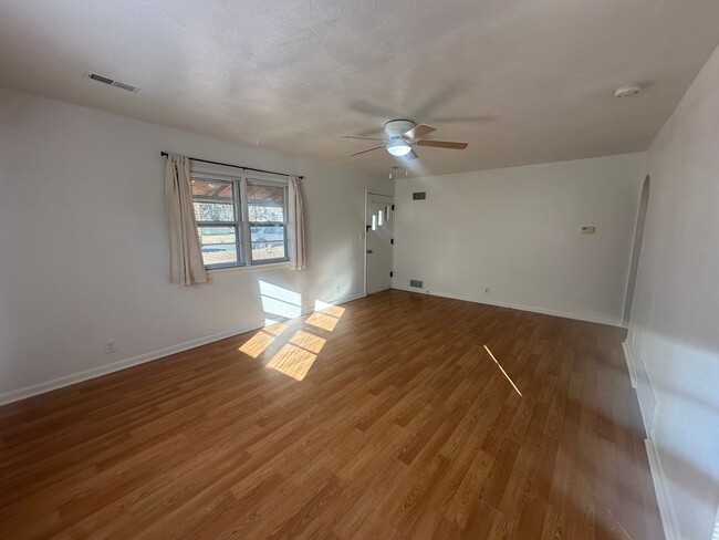 Building Photo - Two Bedroom, One bathroom, Pet Friendly Ho...