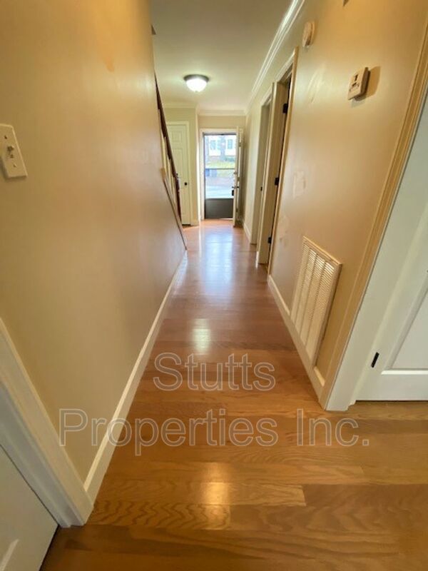 Building Photo - 206 Hillsboro Cir