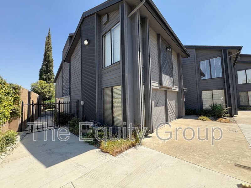 Foto principal - 1050 N Demaree St