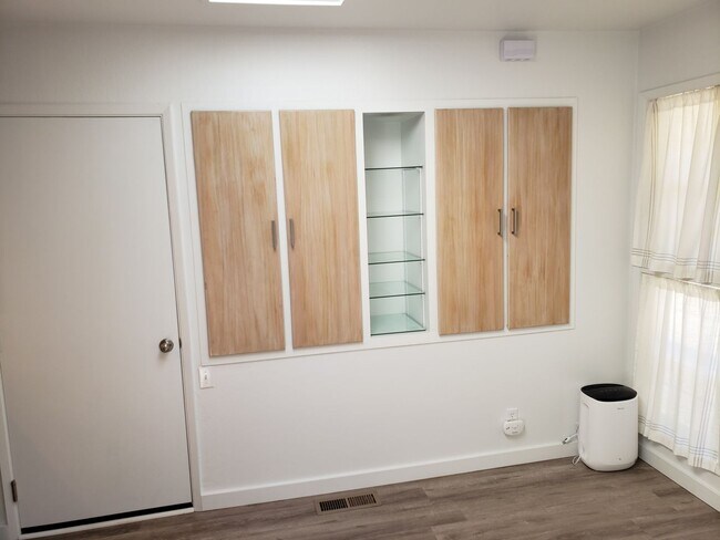 Building Photo - Bright and Spacious 3-bed/2-bath House in ...