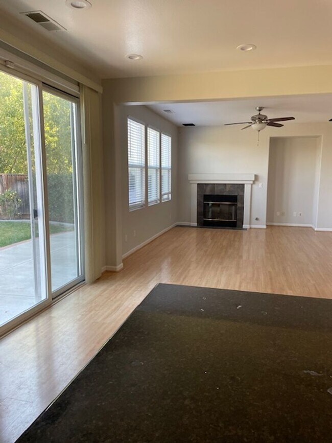 Foto del edificio - Beautiful 4-Bedroom Home for Lease in Trac...