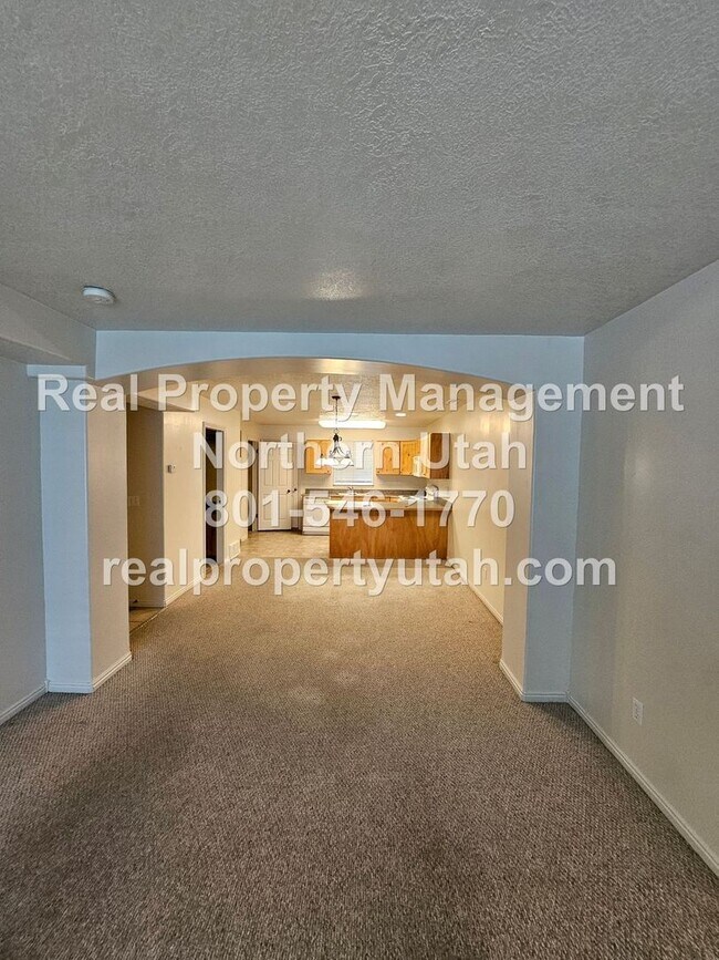 Building Photo - 3 Bedroom Townhome in Ogden