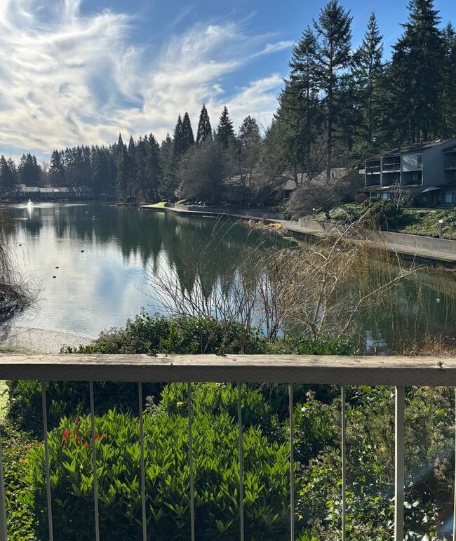Foto del edificio - 2 Bed / 1.5 60-01 Redmond Townhouse $2,695/mo