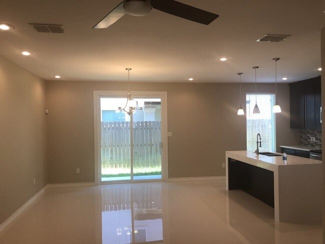 Building Photo - 7929 Elka Loop