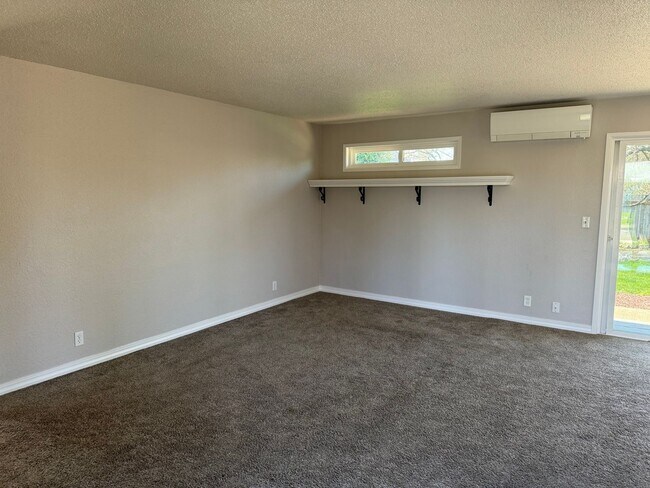 Building Photo - Stunning 3 Bedroom 1 Bathroom House in Eug...