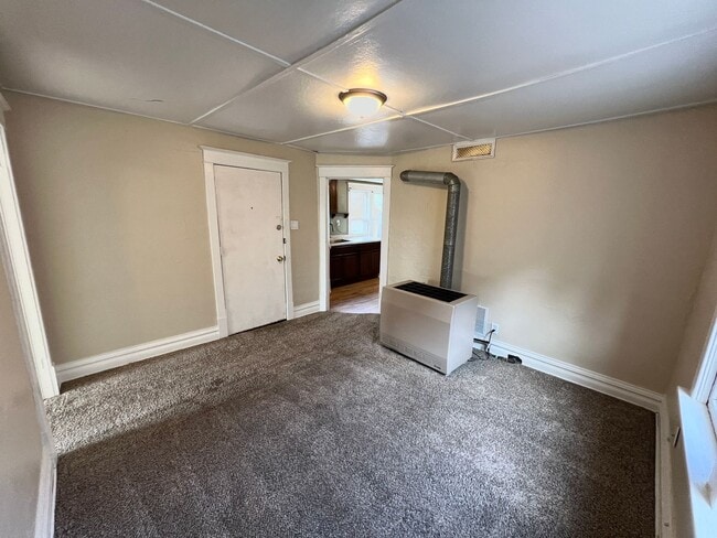 Building Photo - AVAILABLE JUNE - Upper 2 Bed 1 Bath in Billings Park Superior