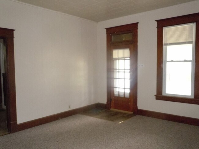 Building Photo - 3 Bedroom Home with Dishwasher in Collinsville!