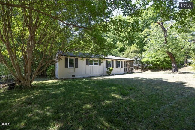 Foto del edificio - Charming Renovated Ranch – Turn-Key Ready in a Prime Raleigh Location