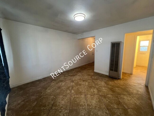 Foto del edificio - 411 South First Avenue-Unit B