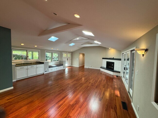 Building Photo - Gorgeous Single Level Home with Pool in Al...
