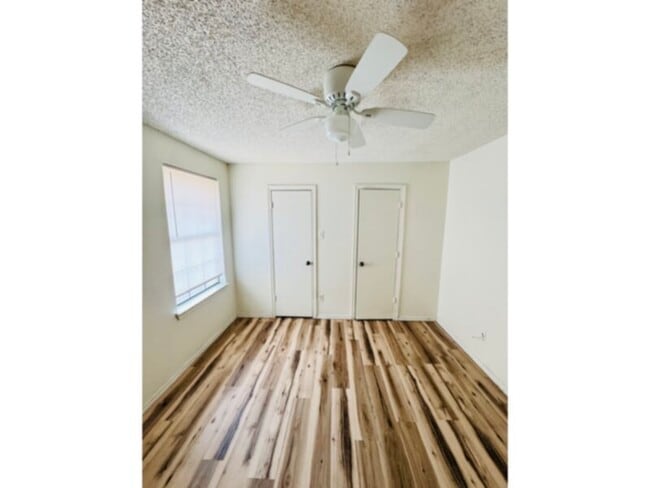 Foto del edificio - ***3 BEDROOM APARTMENT IN SEAGOVILLE*** - ...
