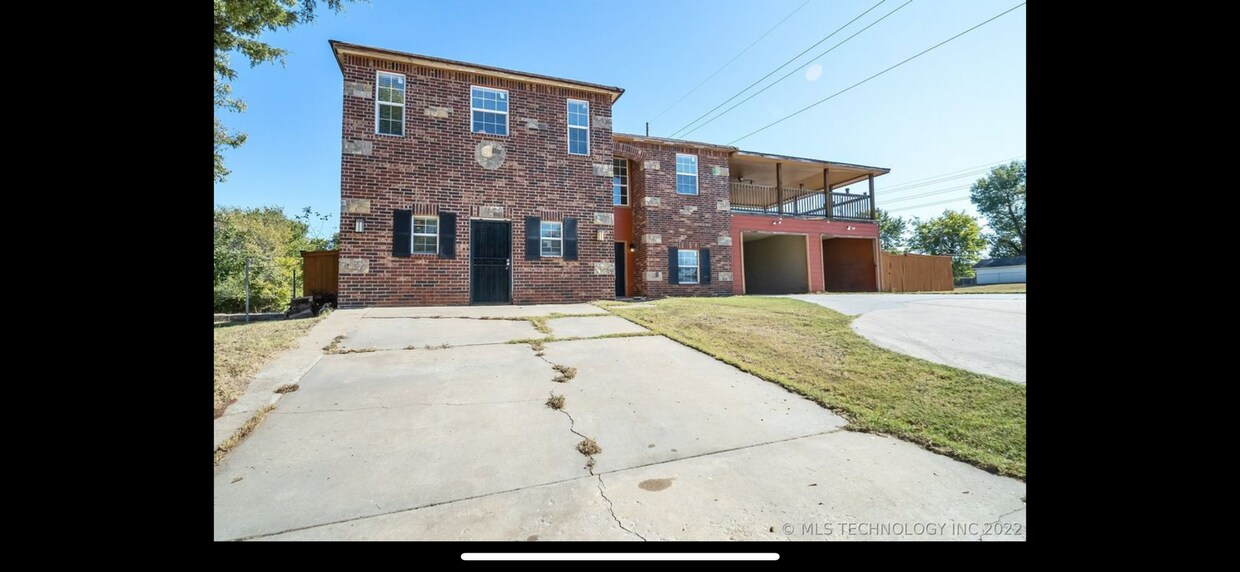 Primary Photo - Huge Home Minutes from Downtown Tulsa