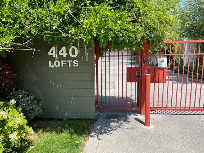 Building Photo - 440 W 900 S