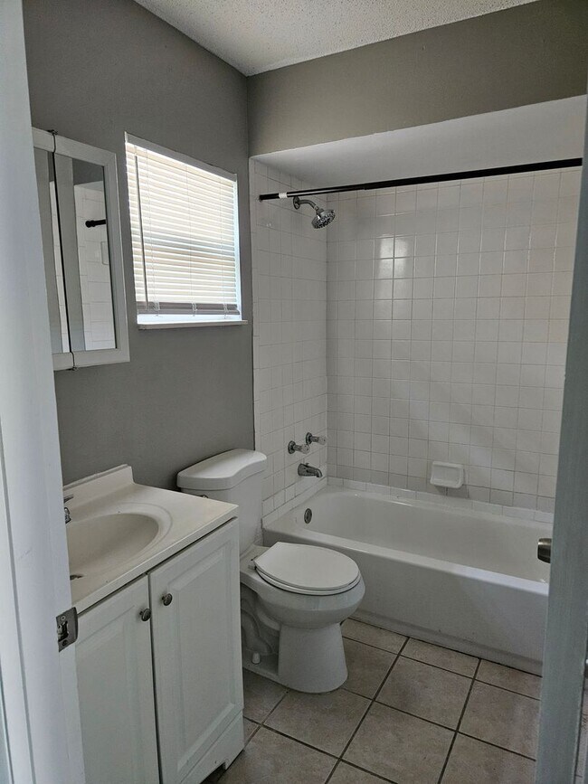 Foto del edificio - 2 Bed room 1 bath duplex