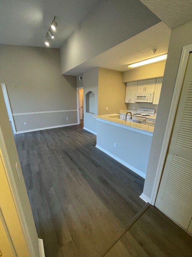 Foto del edificio - Awesome apartment in the heart of Metrowest!