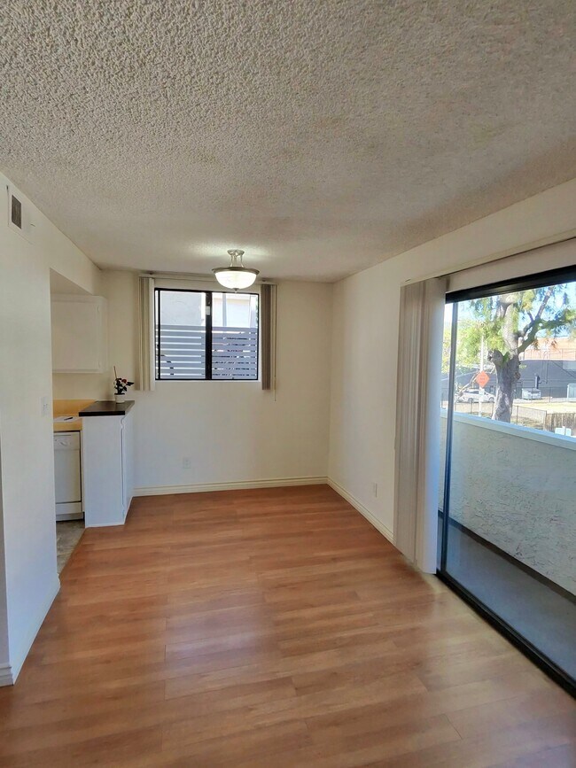 Foto del edificio - 135 N Swall Dr