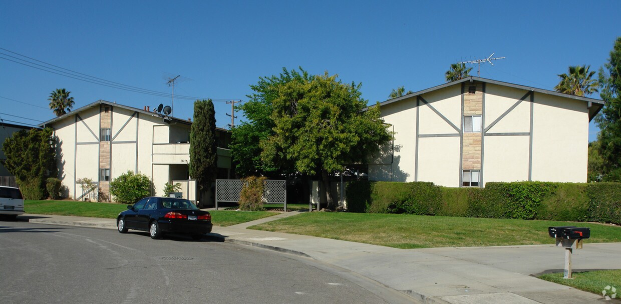 Primary Photo - 10217-10221 Park Cor W