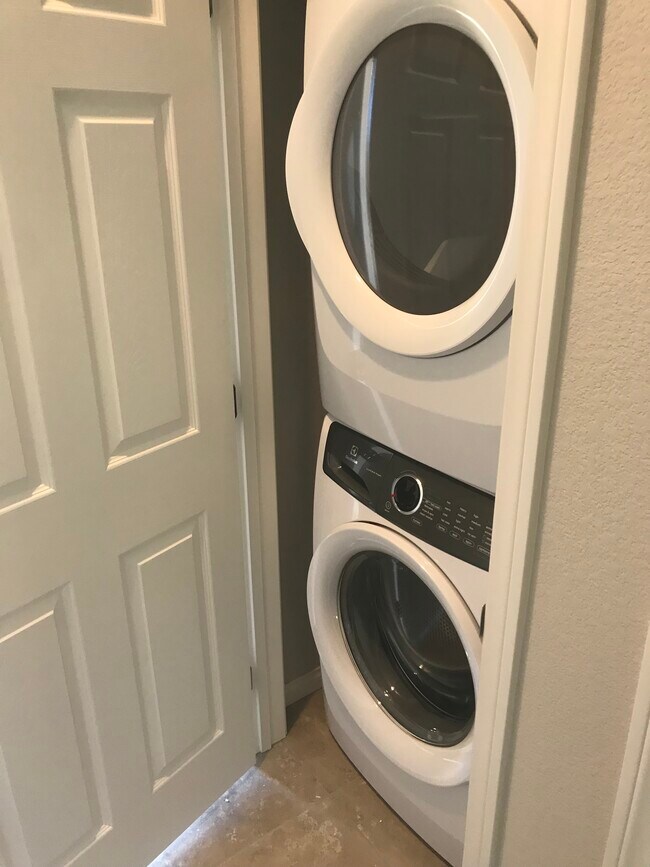 Foto del edificio - 2698 Crystal Blue St