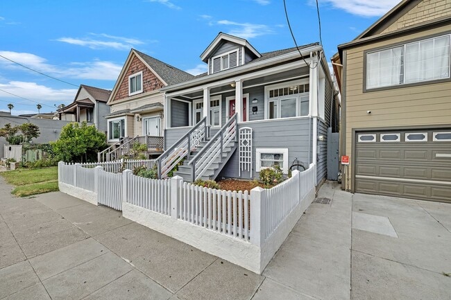 Building Photo - Classic 1910 Craftsman home