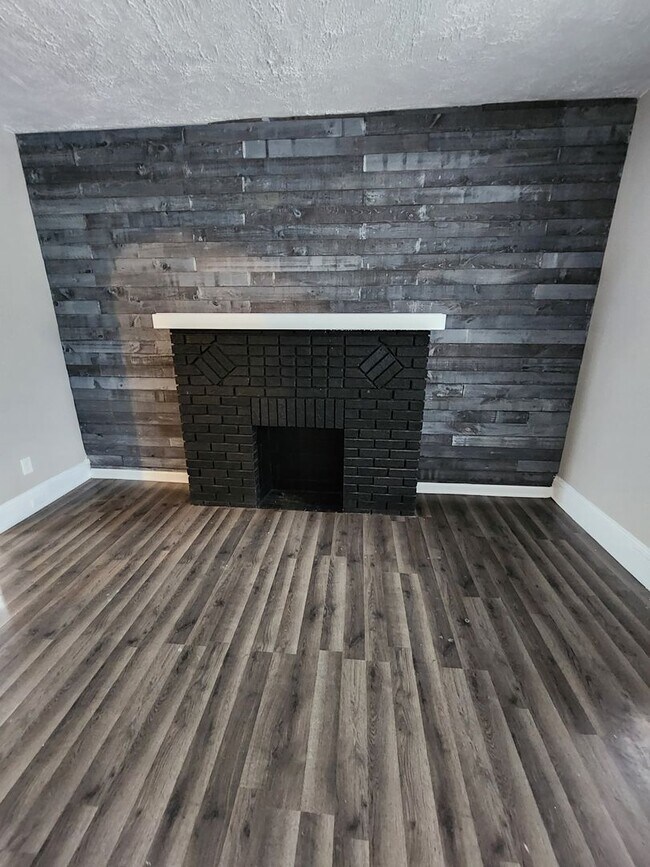 Foto del edificio - 3 Bedroom House for Rent on W 25th - MOVE IN READY AND CLEAN