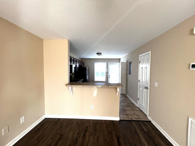 Building Photo - 2 Bedroom 1.5 Bathroom Townhome!!!