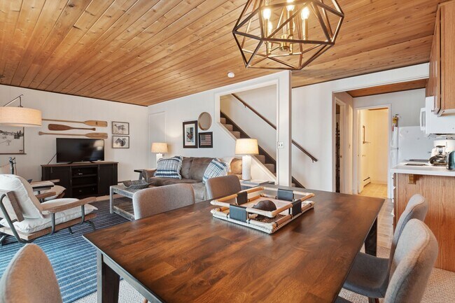 Foto del edificio - 1 bedroom, 1 bath condo on Whitefish Lake