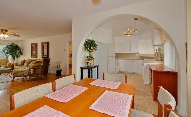 Building Photo - 2352 Torrey Pines Rd