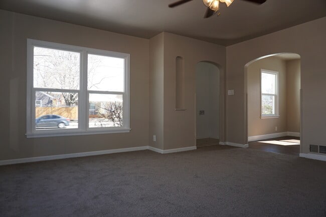 Building Photo - Adorable 1940's Remodeled 4 Bed 2 Bath Home