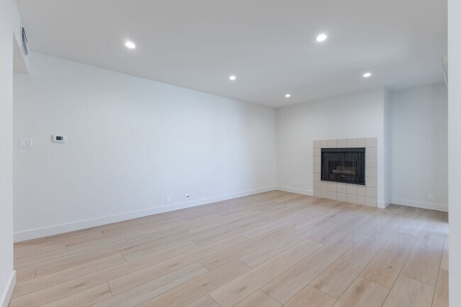 Foto del edificio - ? Spacious 2 Bed, 2 Bath in Prime Glendale...